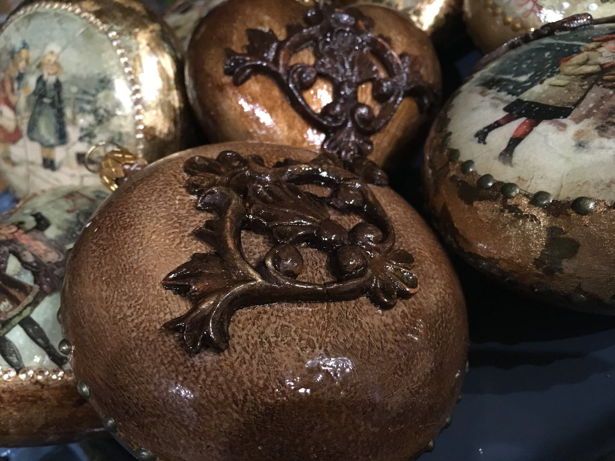 Biely plastový cencúľ na decoupage 12